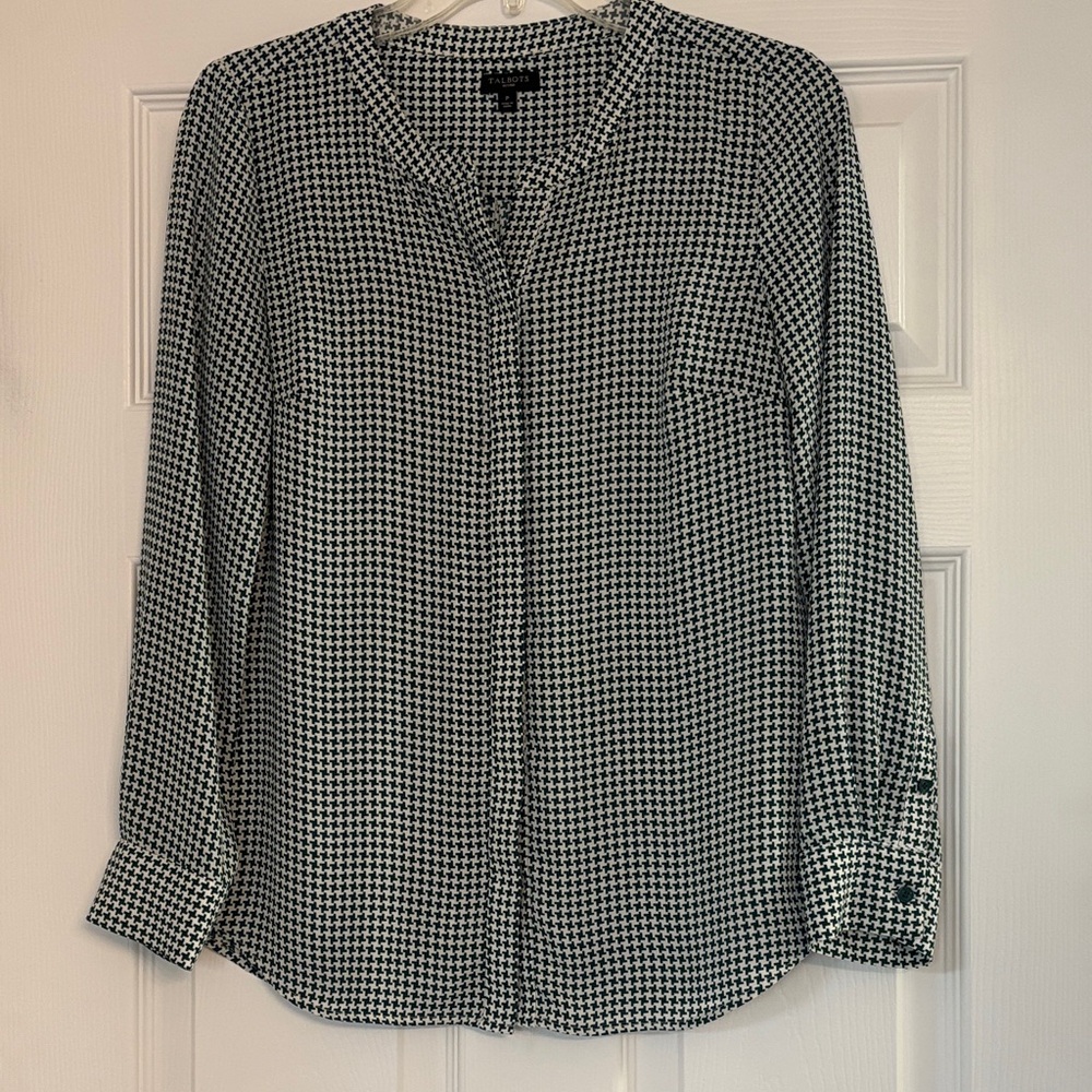 Talbots petite Women’s green and white patterned blouse with curved hem